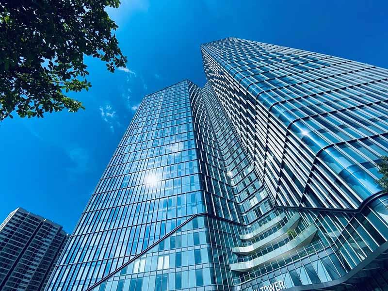 Không gian văn phòng hiện đại, chuyên nghiệp tại trụ sở Vinfast, nơi các nhân viên đang làm việc